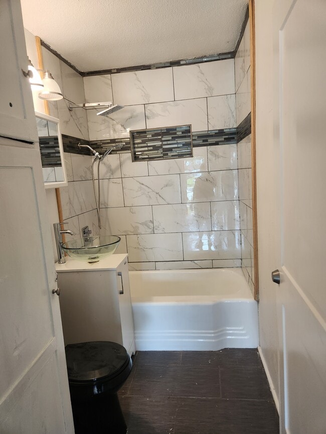 Foto del edificio - 5338 McClelland Dr