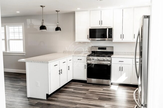Foto del edificio - FULLY RENOVATED HOME NEAR DOWNTOWN PERRYSBURG | 3 BED | 2.5 CAR GARAGE | FENCED YARD