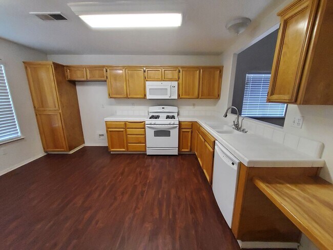 Foto del edificio - 5615 Sugar Pine Dr