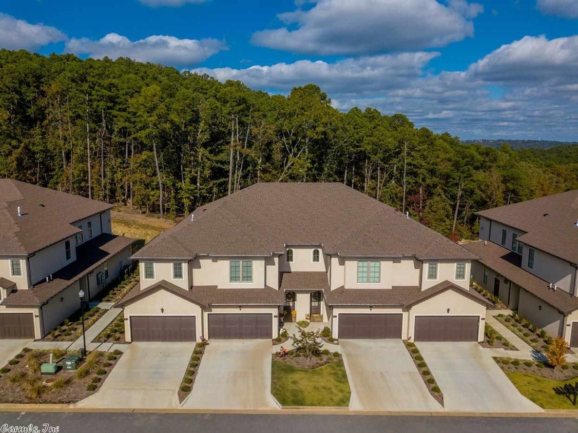 Primary Photo - 100 Villas Heights Dr