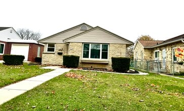 Building Photo - 816 S 115th St