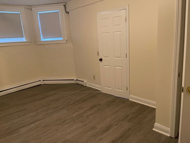 Building Photo - Loft Style 3 bed 2 bath Heat Hw inc 1 Free Month Students Ok, make all the noise you want here!