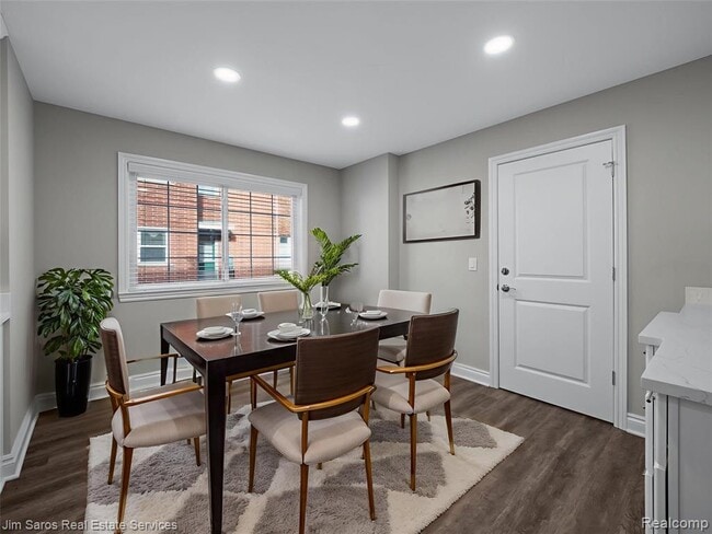 Building Photo - 895 Harcourt Rd