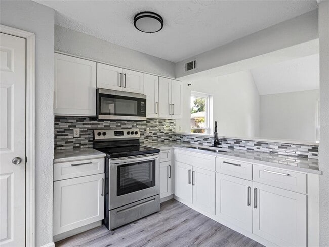 Building Photo - 10146 Valley Club Dr