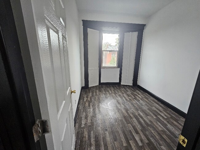 Foto del edificio - 4143 Farlin Ave