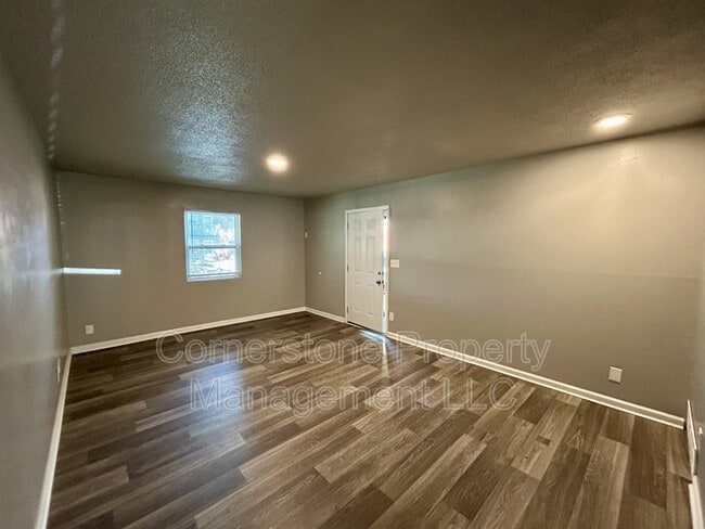 Building Photo - 2506 Redbud Ln