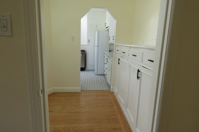 Building Photo - 2 BEDROOM SUNSET HOUSE - PLUS BONUS ROOM