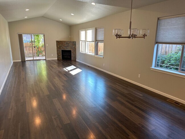 Building Photo - NW Redmond, Corner Lot 3 Bdrm House, 2 Bat...