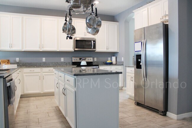 Foto del edificio - Spacious 5-Bedroom Pool Home for Rent in H...