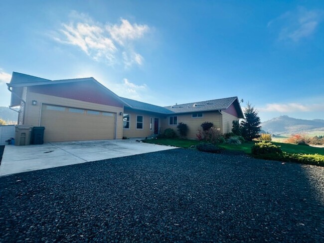 Foto del edificio - Rare Custom Four Bedroom Home On Five Acre...