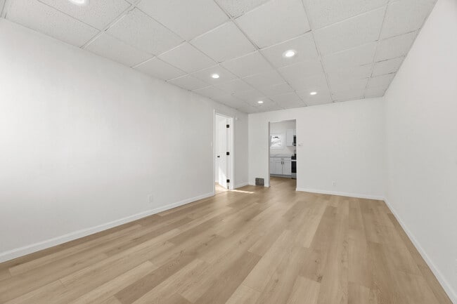 Building Photo - 423 2nd Ave