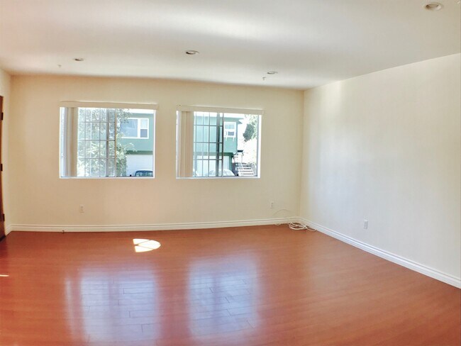 Foto del edificio - Walking distance to the Americana at Brand...