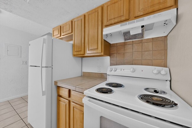 Building Photo - Cloverleaf Apartments