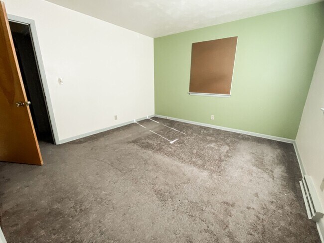 Building Photo - Three Bedroom With Garage