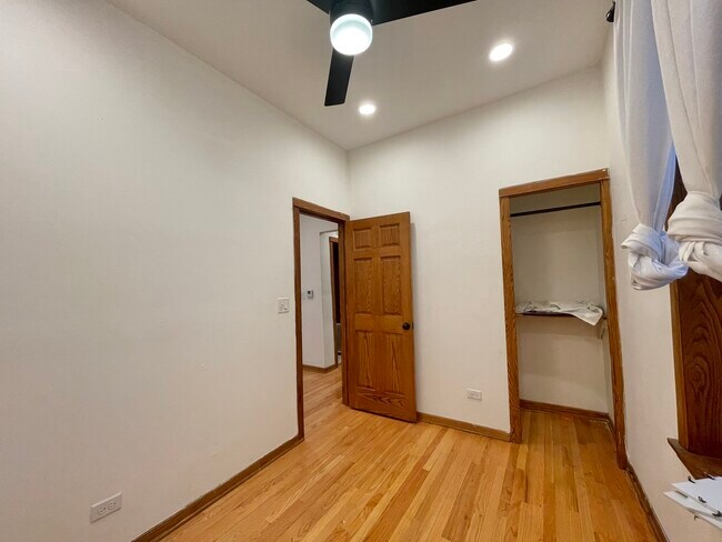 Foto del edificio - 3245 W Division St
