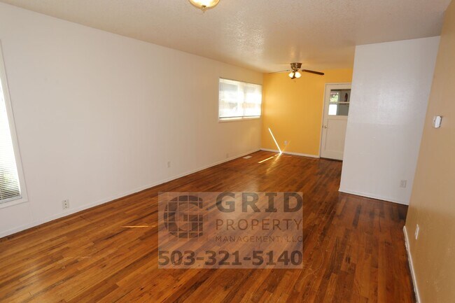 Building Photo - Beautiful, Spacious 3 Bedroom - Foster-Powell Neighborhood