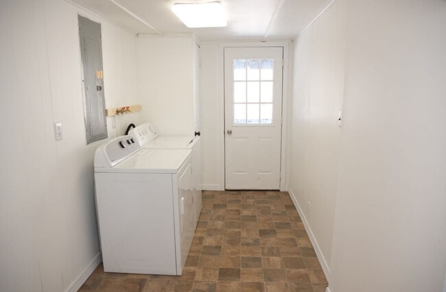 Building Photo - 44 Standish St