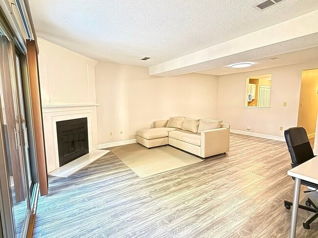 Building Photo - 28 Apple Tree Hill Rd
