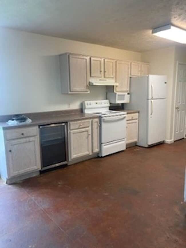 Building Photo - 121 Tomlinson Dr