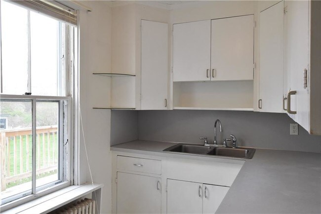 Building Photo - 2 bedroom in Little Compton RI 02837