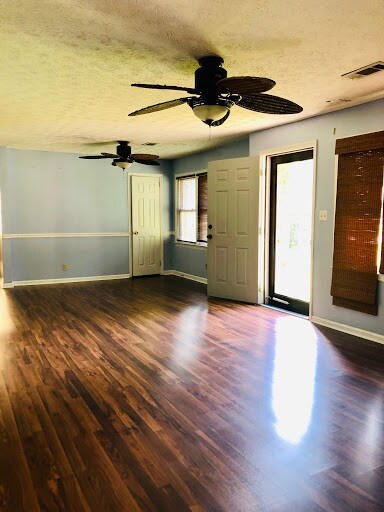 Foto del edificio - 5956 Bishop Dr