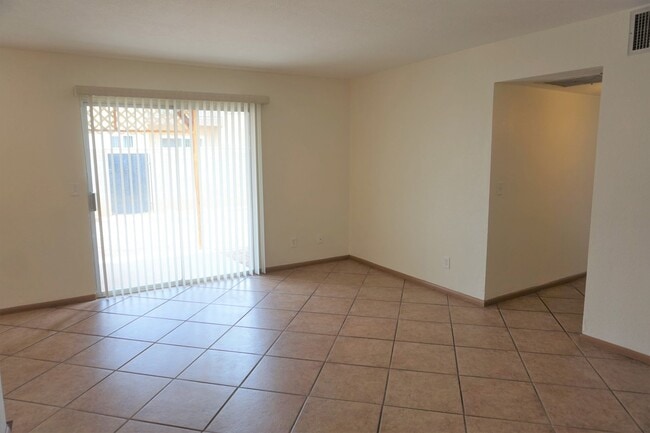 Foto del edificio - End Unit Ground level with large yard