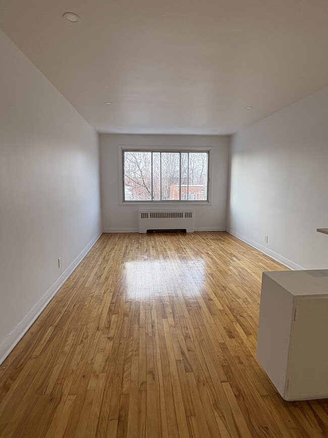 Building Photo - 4860 Av. Plamondon