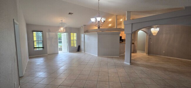Building Photo - Huge Three Bedroom- 2 bath + den, 2 car ga...