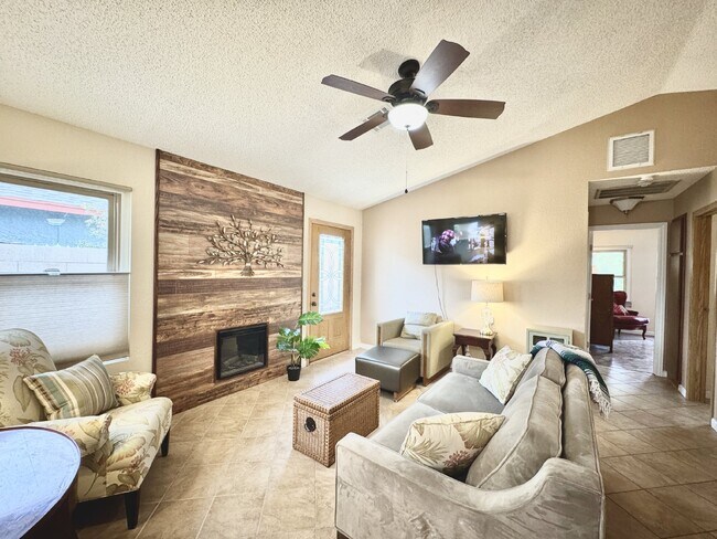 Foto del edificio - Fully Furnished Henderson Rental Near Cadence | 2 Bed Home w/ Solar + Backyard | Close to Cowabun...