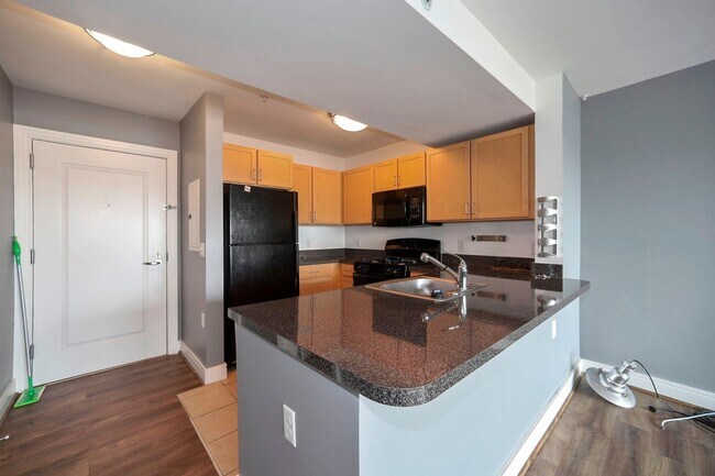Foto del edificio - Available Now! Electric, Gas and Water included in Rent! Spacious Studio in an Amenity Rich Build...