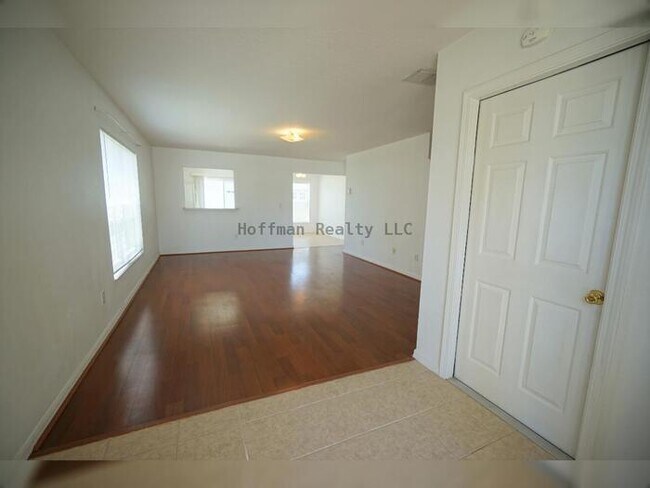 Foto del edificio - 4-Bed, 2-Bath, 2-Car Garage, 2-story home ...