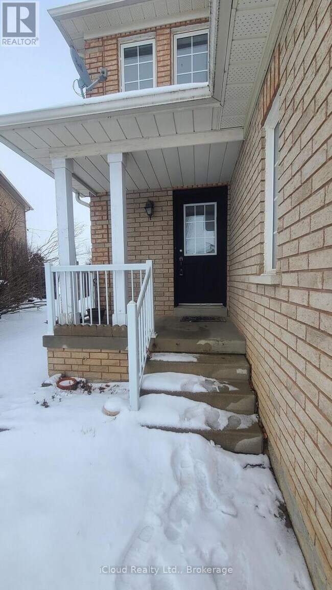 Photo du bâtiment - 150 Twin Pines Cres