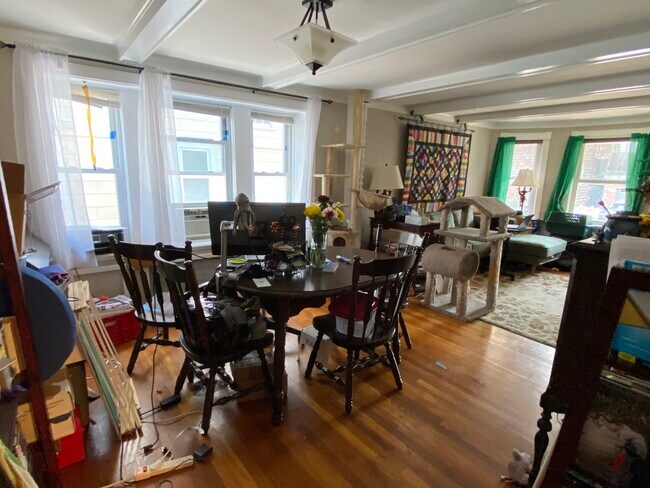 Building Photo - 19 Century St