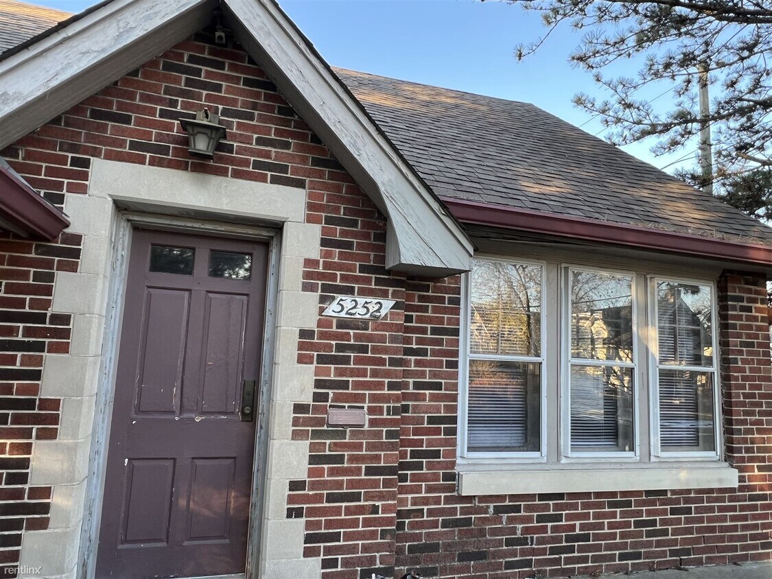 Foto principal - 2 br, 1 bath Duplex - 5250 East Market Str...
