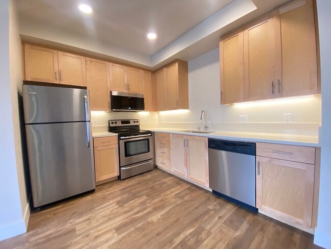 Building Photo - Modern 2 Bedroom, 2 Bathroom Condo Located...