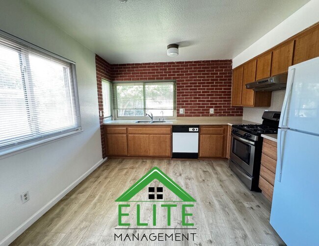 Foto del edificio - **Spacious 5-Bedroom Home with Modern Upgr...