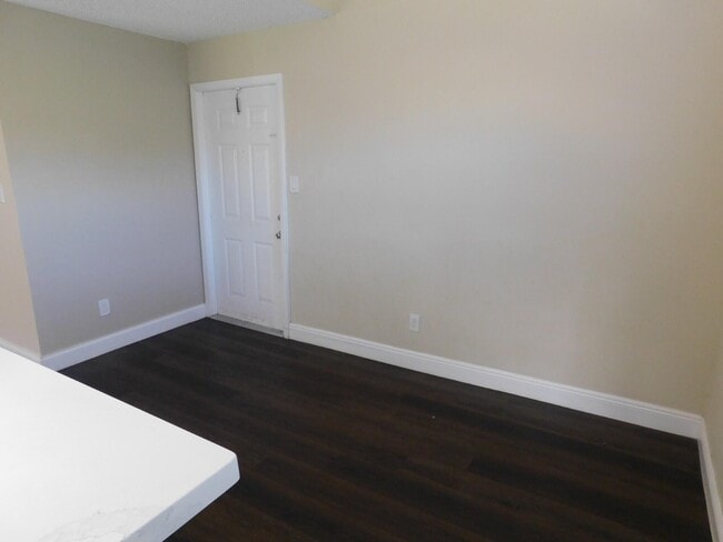 Foto del edificio - 611 Cypress Lake Blvd