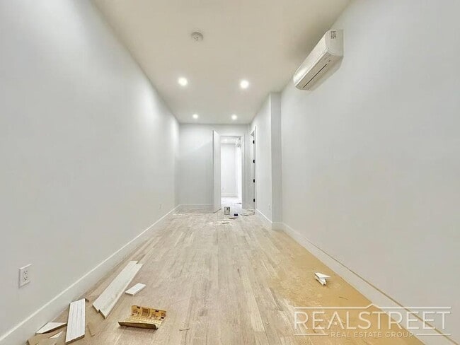 Foto del edificio - Brand new 3 bed 3 bath in the heart of Bushwick!