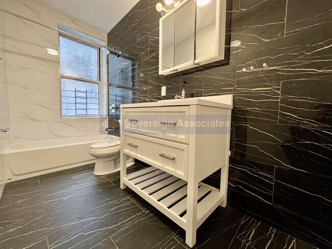 Foto del edificio - 184 Nagle Avenue