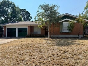 Building Photo - 2711 Little John Ln