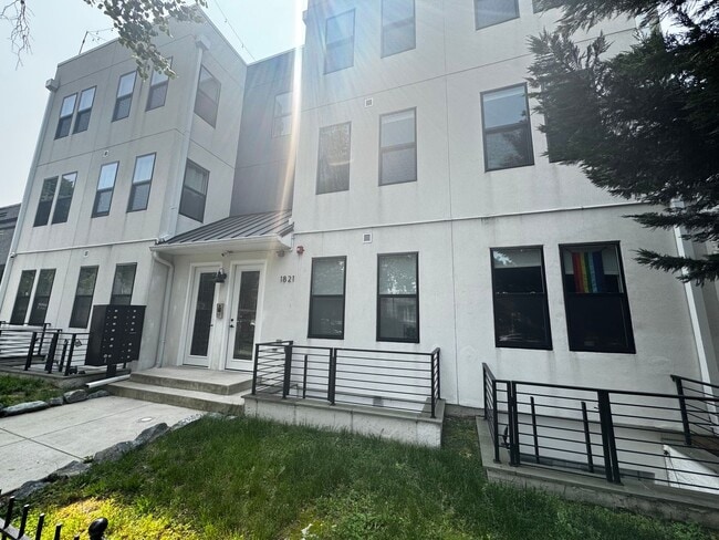 Building Photo - Discover this beautifully renovated 2BD/2B...