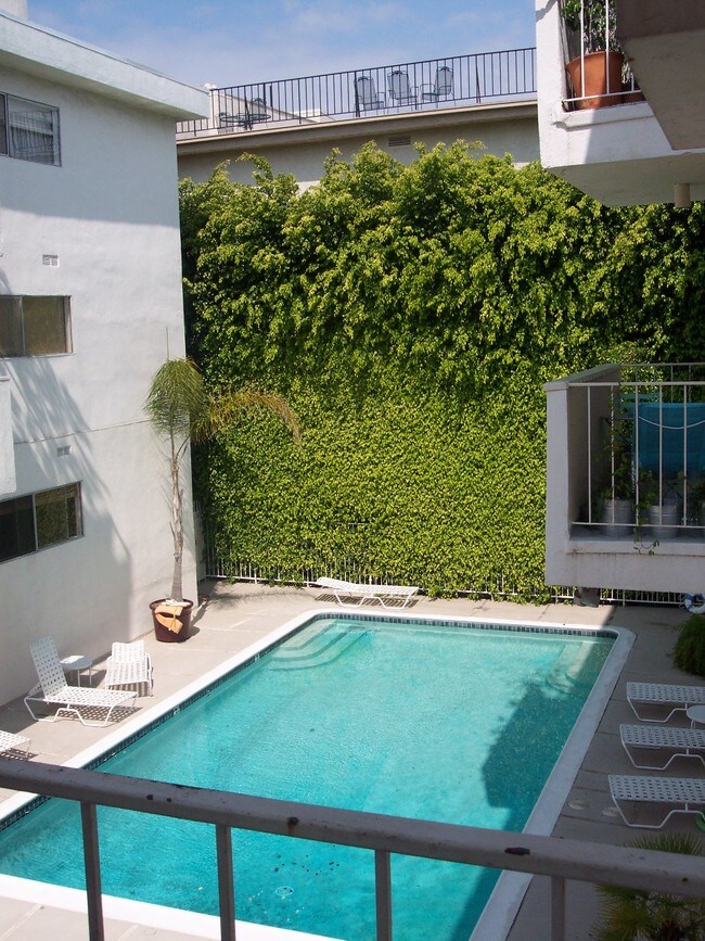 Zona de estar junto a la piscina - 960 Larrabee St