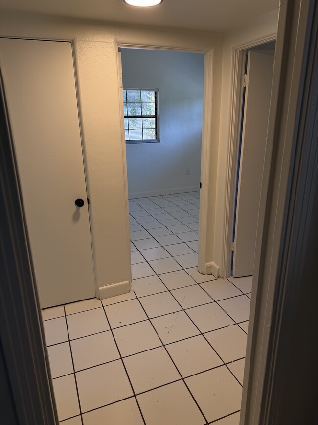 Pasillo con armarios - 4825 Burgundy Ln