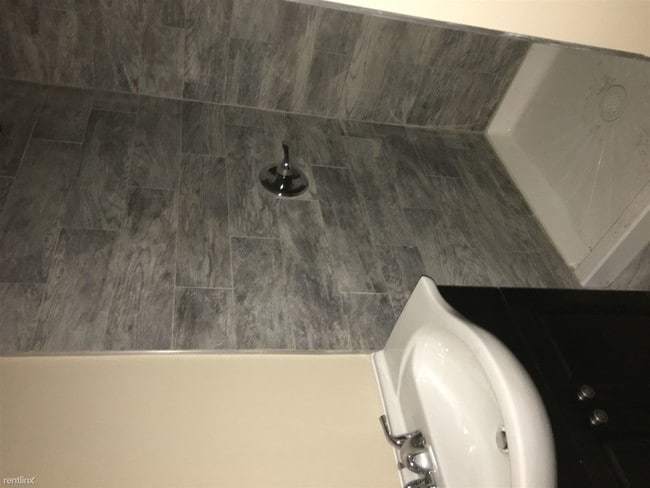 Building Photo - 563 Jackson Ave