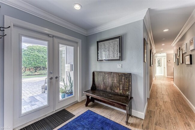 Building Photo - 3 br, 2.5 bath House - 2433 NE 8th St # 0