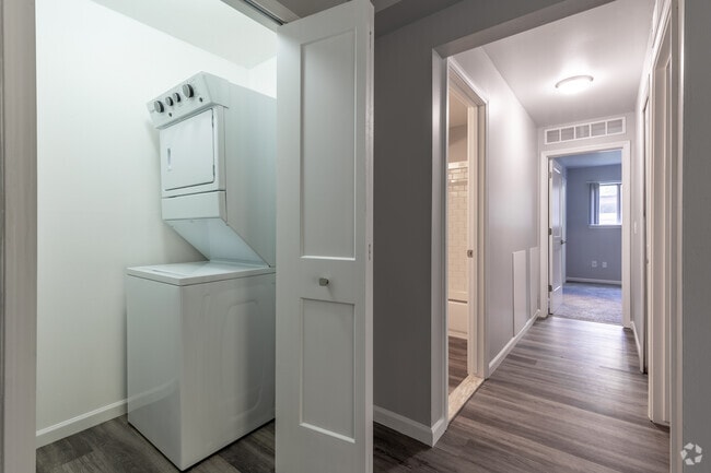 2BR, 2BA - 1000SF, In-Unit Laundry - Springhill