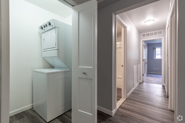 2BR, 2BA - 1000SF, lavandería en la unidad - Springhill