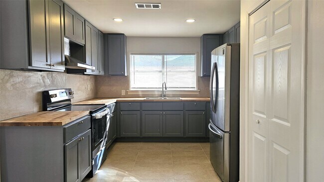 Foto del edificio - 1202 Dyer Ave