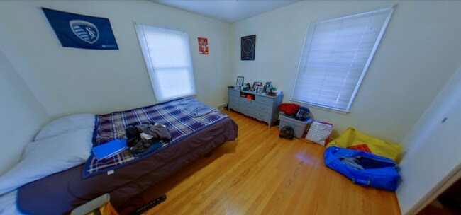 Building Photo - Fenced-in Backyard + Washer & Dryer + Off-...