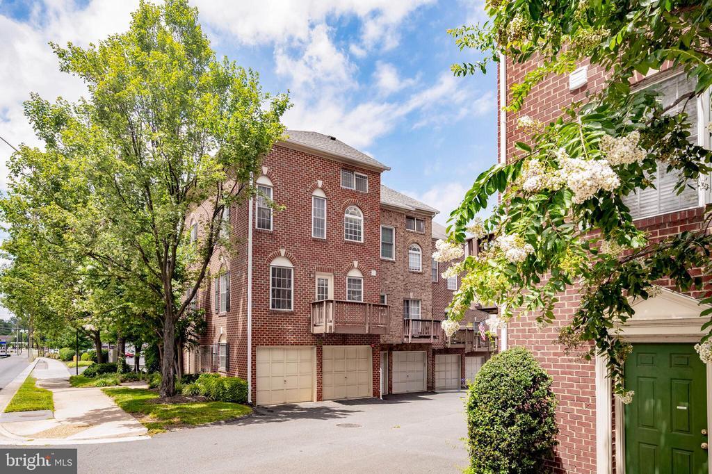 Foto principal - 2400 N Greenbrier Ct